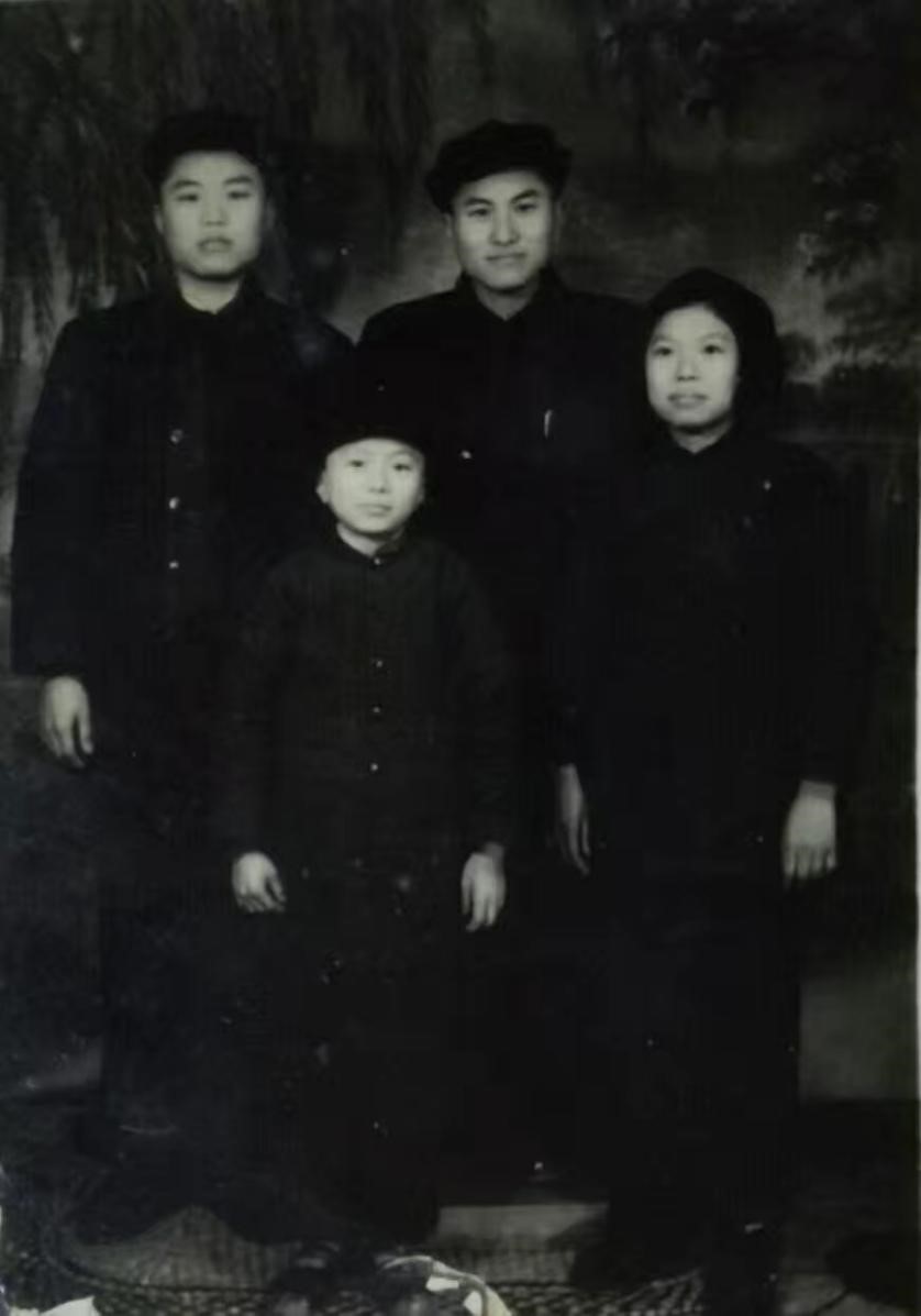 凌家四兄妹，后排左起凌炳元、凌正元，前排左起凌雪元、凌川弟（核物理科学家）