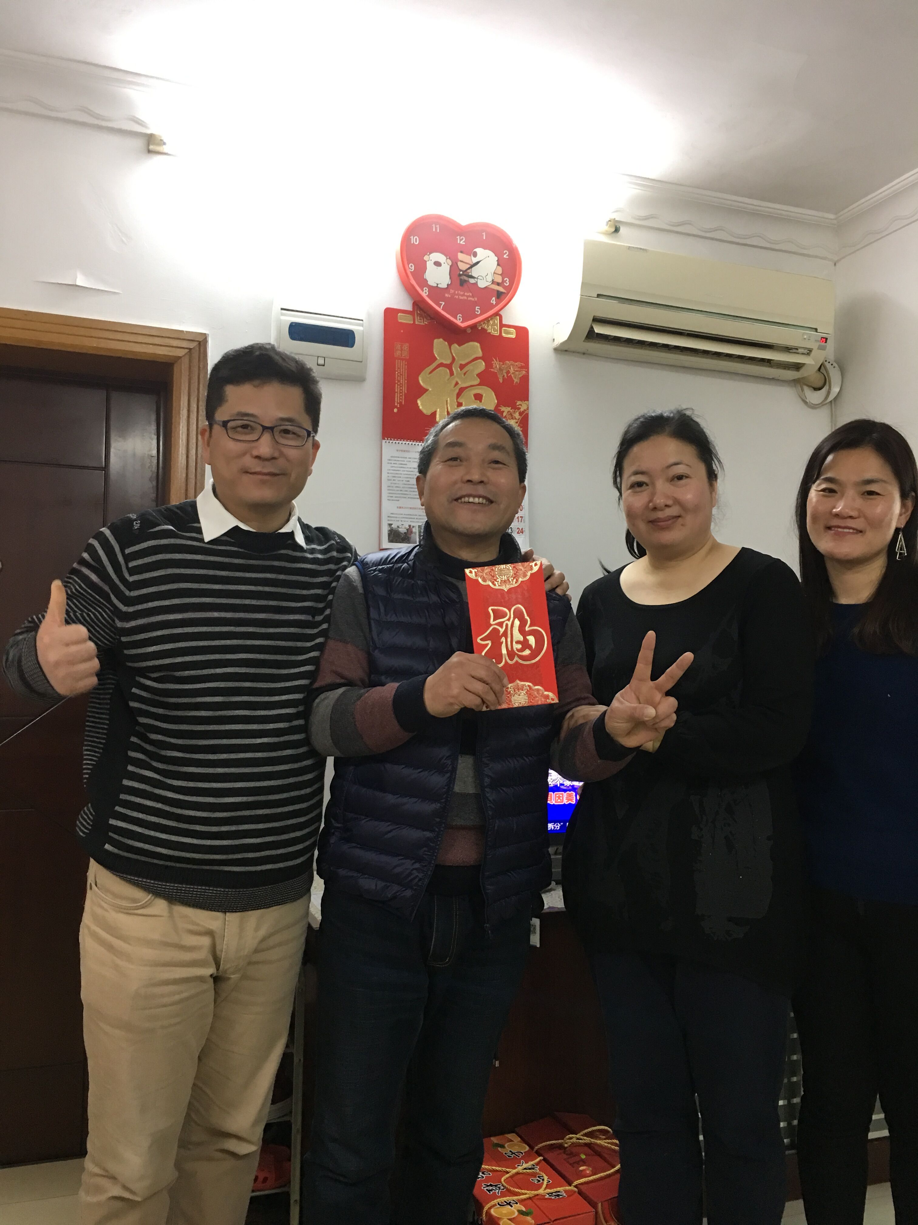 节前慰问送温暖 情真意切暖人心——记人生就是博-尊龙凯时智能春节前慰问退休老员工活动
