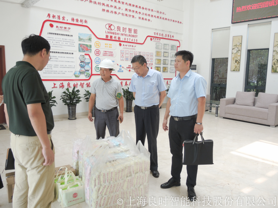 炎炎夏日送清凉 四团镇党群书记胡红兵慰问人生就是博-尊龙凯时智能一线职工